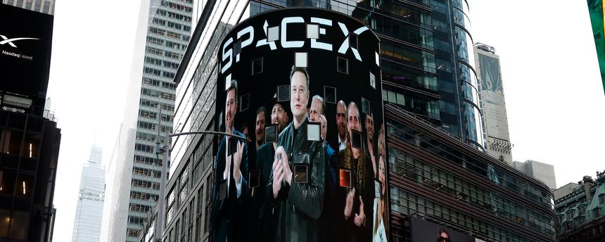 Bildschirme am Times Square, die Bilder von Elon Musk und dem SpaceX-Branding an der Nasdaq MarketSite Exchange zeigen