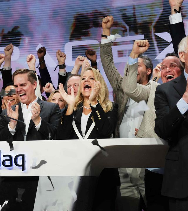 Gwynne Shotwell (M.) feiert mit Mitarbeitern am Times Square den Börsengang von SpaceX. Die Aktie des Raumfahrtunternehmens startete an der Nasdaq unter dem Kürzel SPCX.