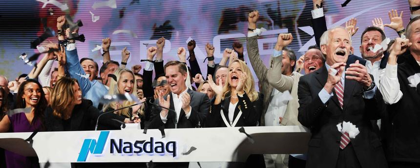 Gwynne Shotwell (M.) feiert mit Mitarbeitern am Times Square den Börsengang von SpaceX. Die Aktie des Raumfahrtunternehmens startete an der Nasdaq unter dem Kürzel SPCX.