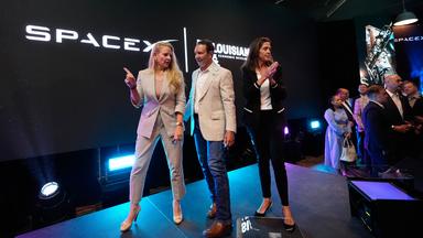 Nach der Verkündung der Eröffnunf eines neuen Space X Standorts in Louisiana unterhält sich eine Verantwortliche mit zwei Politikern