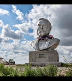 Eine Statue von Elon Musks Oberkörper steht entlang der Straße zur SpaceX-Startbasis in Texas.