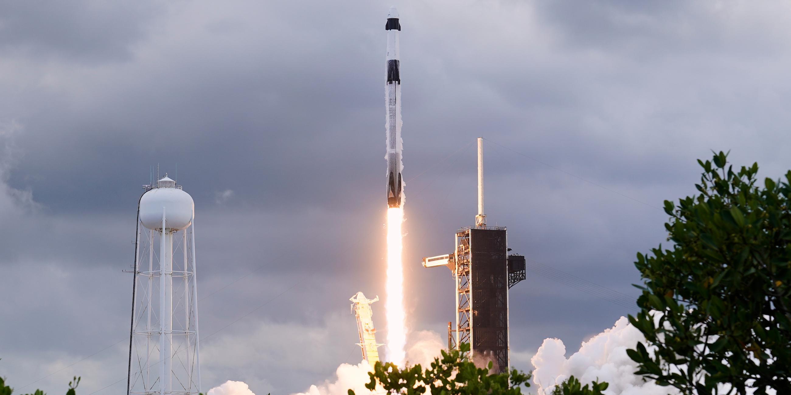 Eine SpaceX-Falcon 9-Rakete startet in Florida.