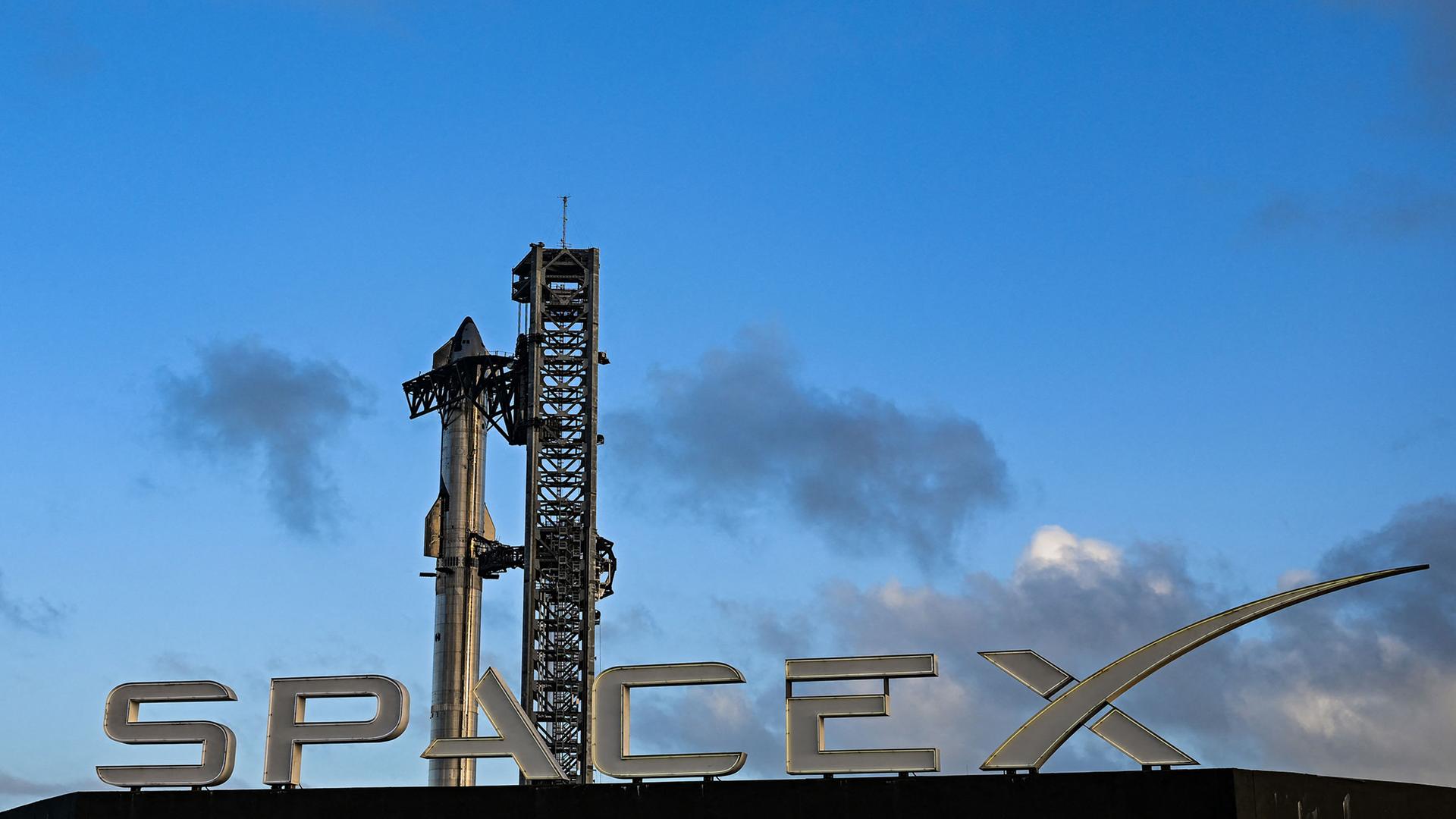 (Archivbild) Ein Rakete des Typs Starship der Firma SpaceX vor einem Testflug am 17.11.2024.
