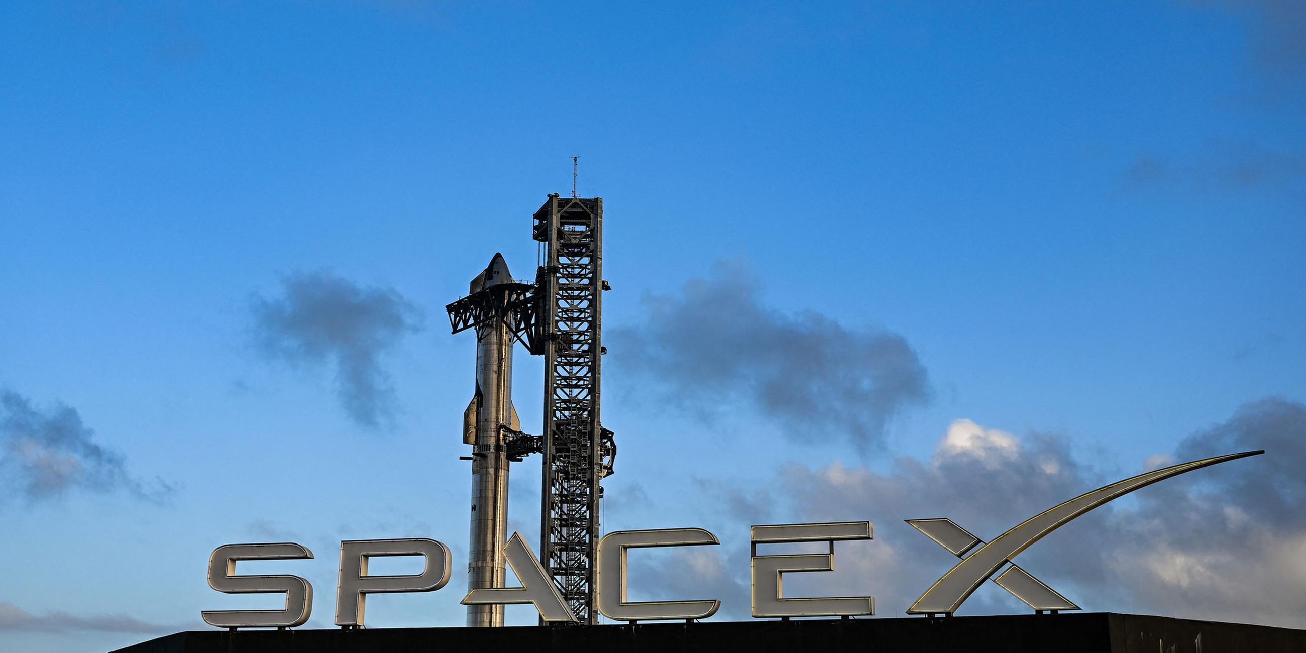 (Archivbild) Ein Rakete des Typs Starship der Firma SpaceX vor einem Testflug am 17.11.2024.