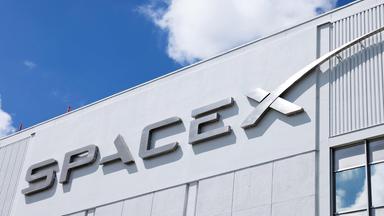 Das SpaceX-Logo ist am 02.04.2026 in einer SpaceX-Anlage in Hawthorne, Kalifornien, zu sehen. 