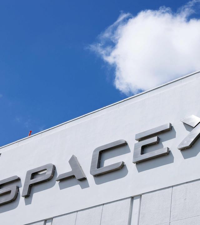 Das SpaceX-Logo ist am 02.04.2026 in einer SpaceX-Anlage in Hawthorne, Kalifornien, zu sehen. 