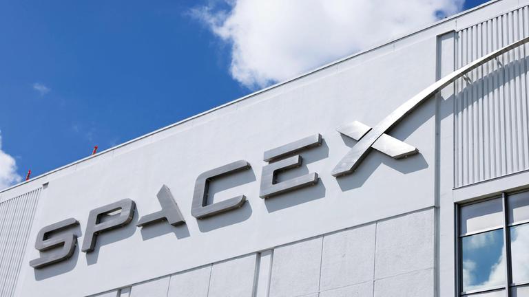 Das SpaceX-Logo ist am 02.04.2026 in einer SpaceX-Anlage in Hawthorne, Kalifornien, zu sehen. 