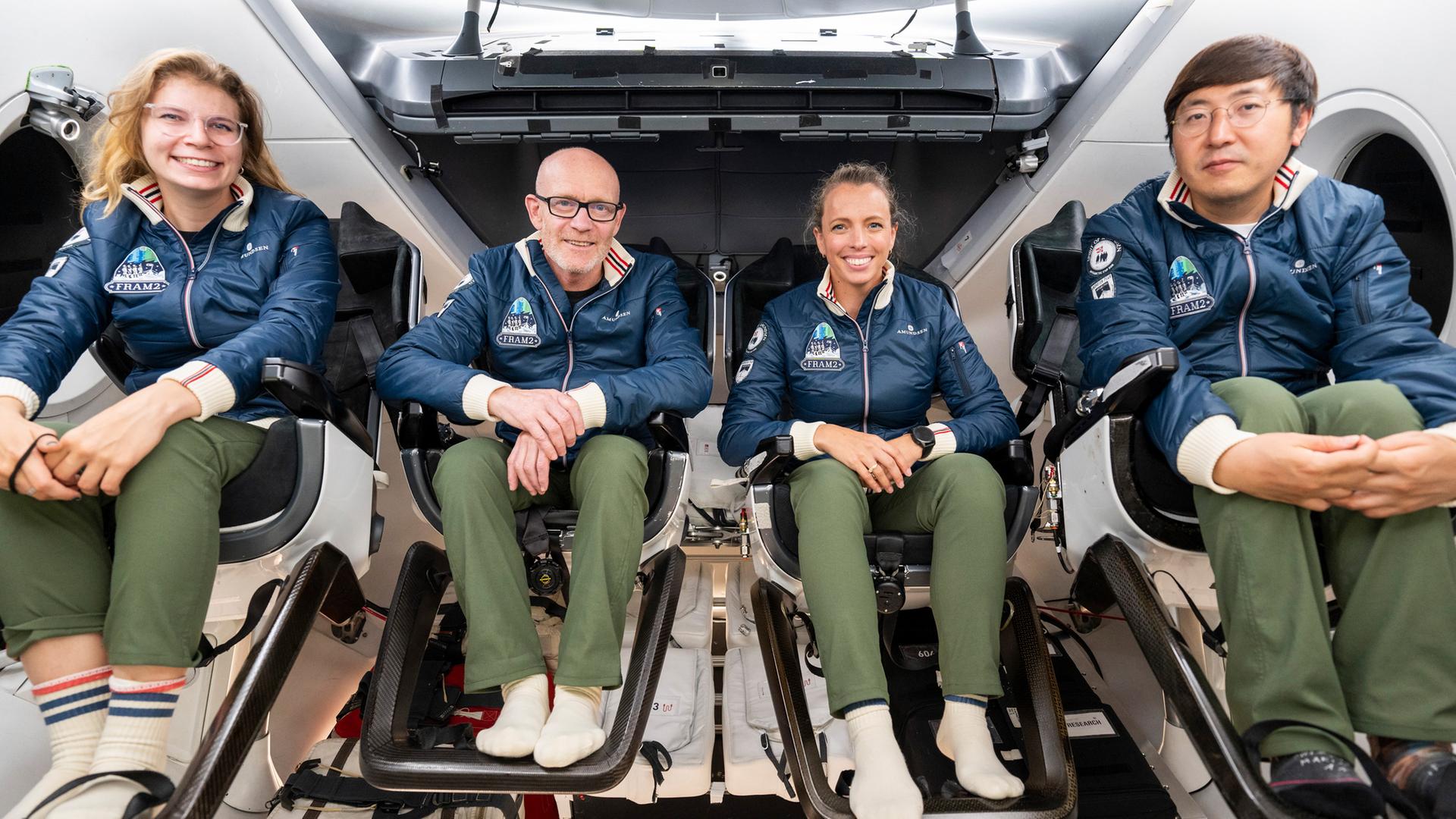 ArchiV. Dieses Handout zeigt die SpaceX-Crew für die Ende 2024 geplante Mission "Fram2" wie sie in den USA trainiert. Die vorgesehenen Raumfahrer Rabea Rogge (l-r), Eric Philips, Jannicke Mikkelsen und Chun Wang üben in einer ·Dragon·-Kapsel von SpaceX.