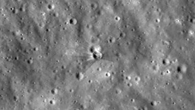 Krater auf dem Mond, der durch den Einschlag einer SpaceX-Raketenstufe entstanden ist, aufgenommen am 18.08.2026