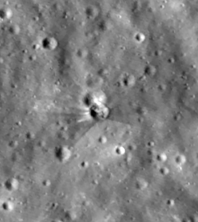 Krater auf dem Mond, der durch den Einschlag einer SpaceX-Raketenstufe entstanden ist, aufgenommen am 18.08.2026