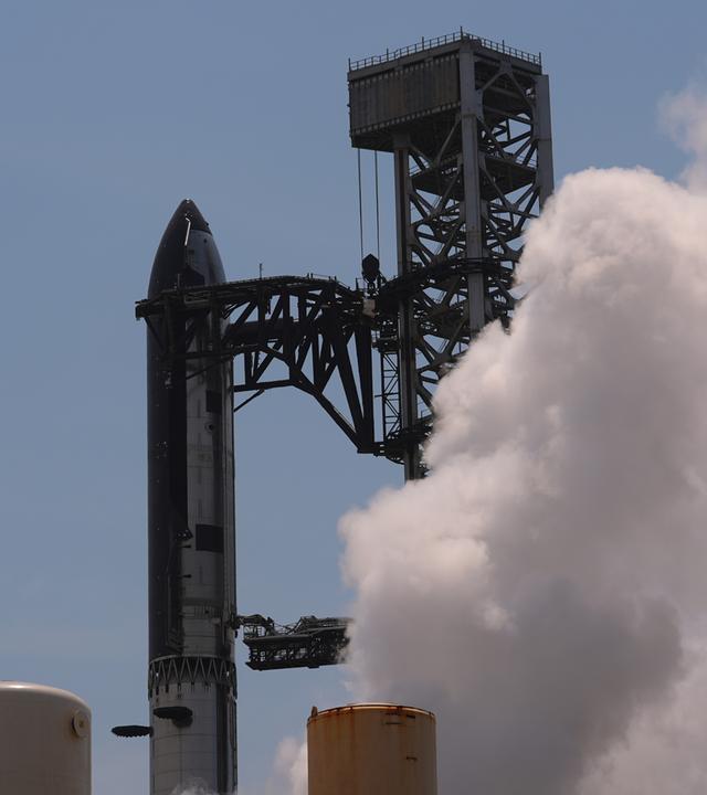Die neueste Version der Mega-Rakete „Starship“ von SpaceX wird für einen Testflug von Starbase.