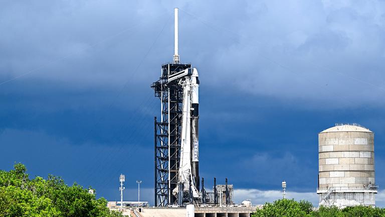 Eine SpaceX Falcon 9-Rakete steht auf dem Startkomplex 39A im Kennedy Space Center vor der Polaris Dawn-Mission in Cape Canaveral, Florida am 26.08.2024