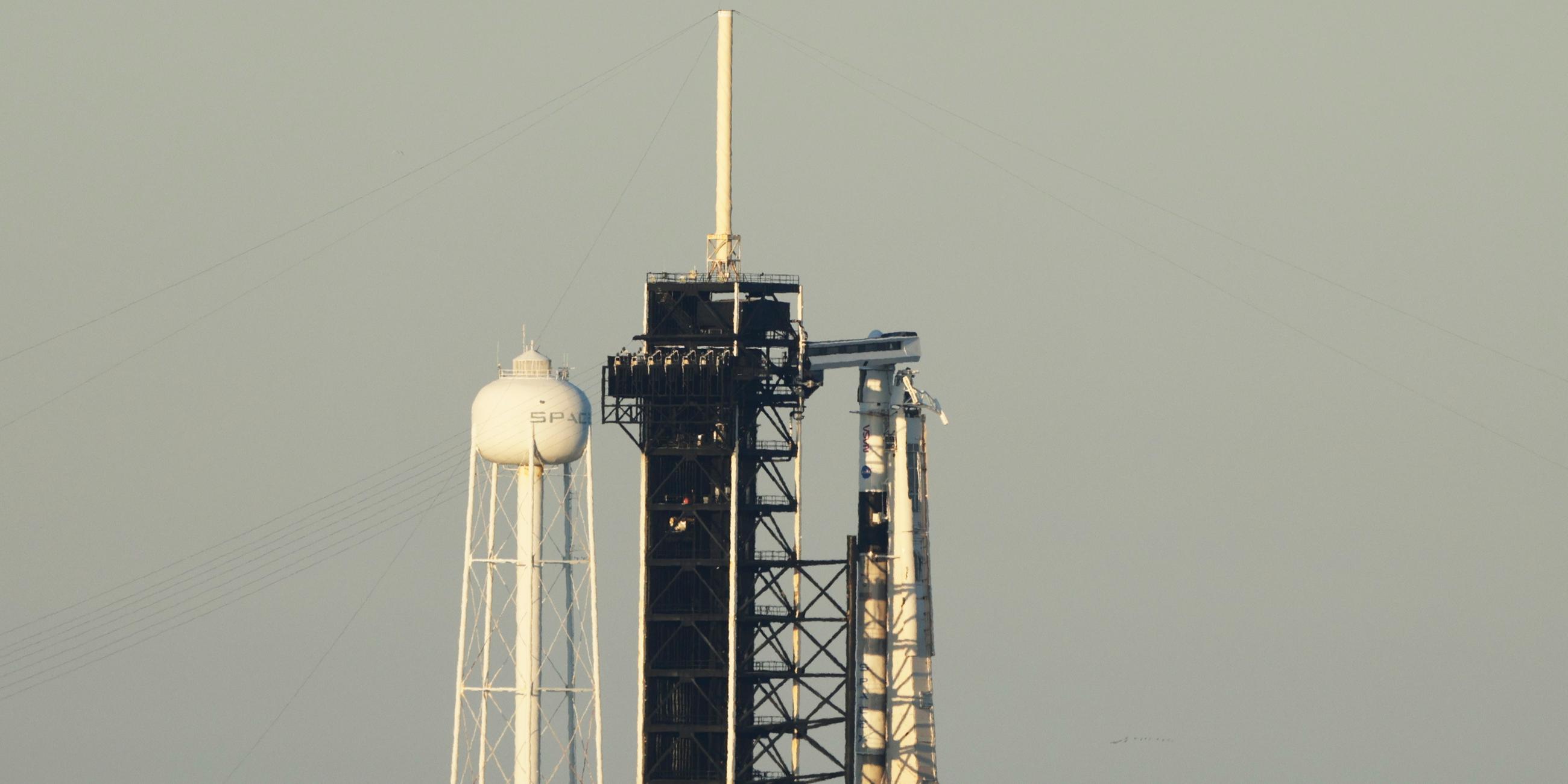 Eine SpaceX Falcon 9-Rakete steht auf der Rampe 39A des Kennedy Space Centers.