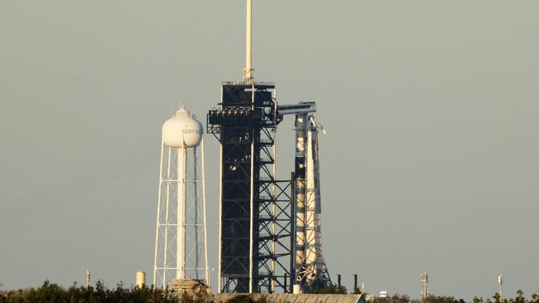 Eine SpaceX Falcon 9-Rakete steht auf der Rampe 39A des Kennedy Space Centers.