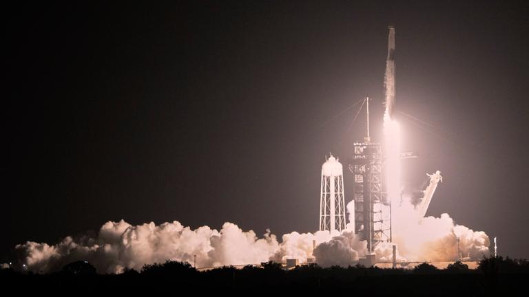  Eine SpaceX Falcon 9 Rakete mit einer vierköpfigen Besatzung hebt von der Rampe 39A des Kennedy Space Centers in Cape Canaveral ab. 