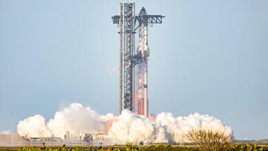 SpaceX Starship Flug 8 startet von Orbital Launch Pad A am Strand von Boca Chica.