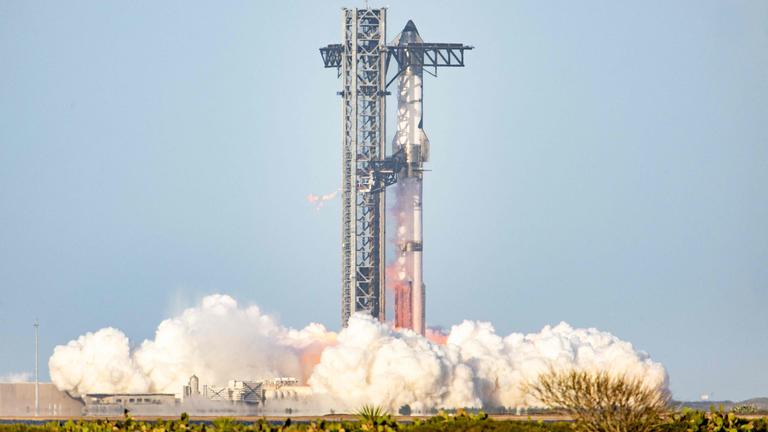 SpaceX Starship Flug 8 startet von Orbital Launch Pad A am Strand von Boca Chica.