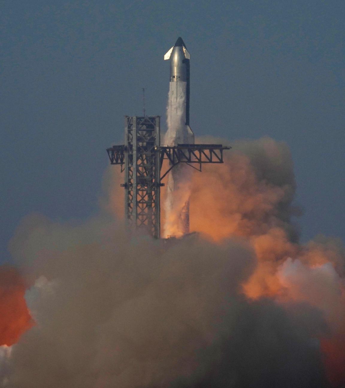 Das Starship von Elon Musks Unternehmen SpaceX startet zu einem Testflug von der Starbase in Texas