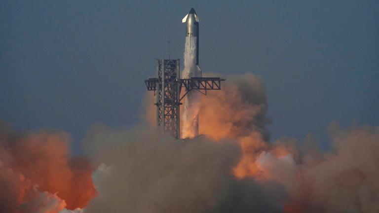 Das Starship von Elon Musks Unternehmen SpaceX startet zu einem Testflug von der Starbase in Texas