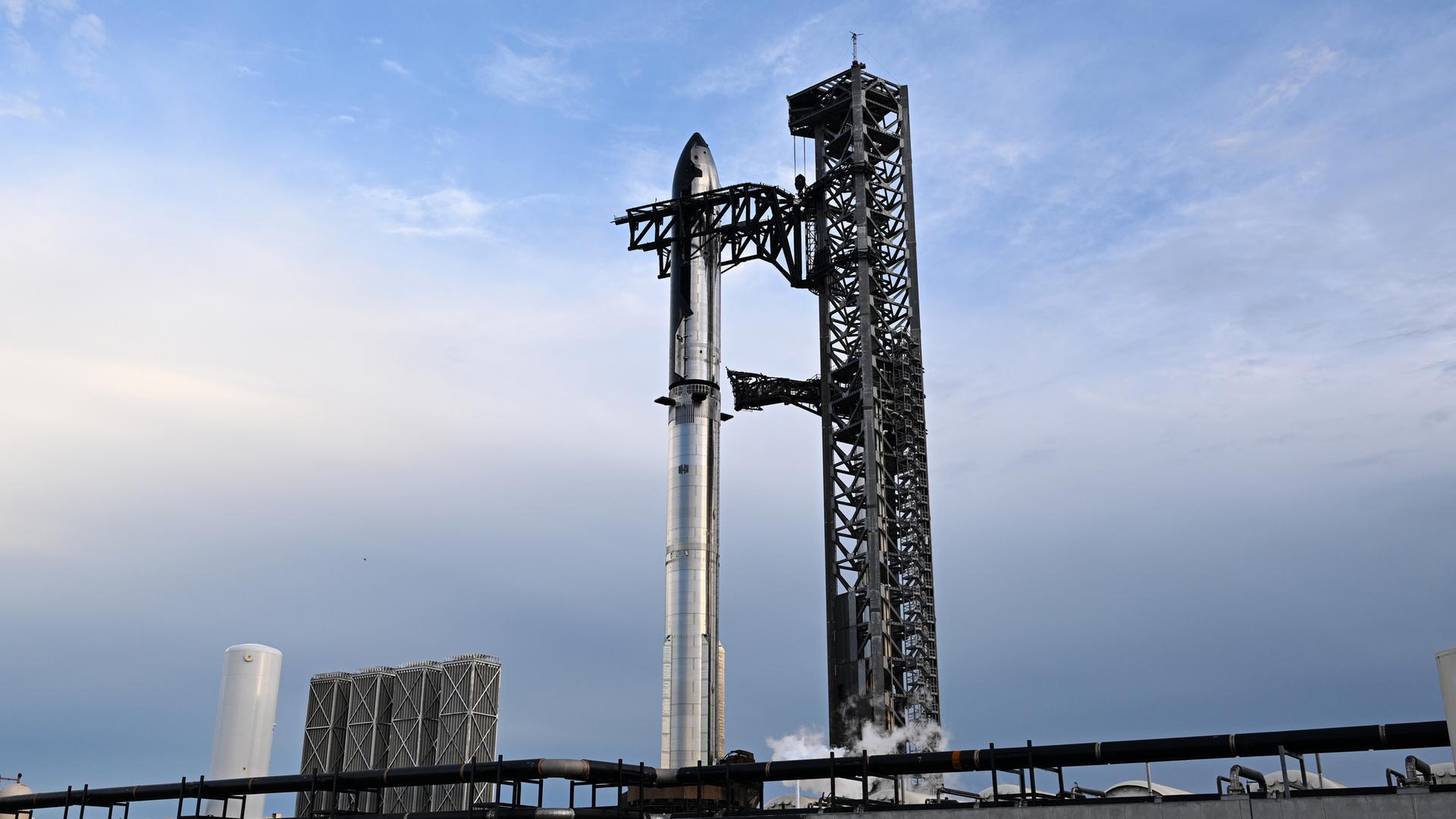 Vorbereitungen für den Testflug des SpaceX Starship.