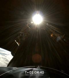 Eine Aufnahme aus dem Weltall ist aus Sicht einer Rakete zu sehen.