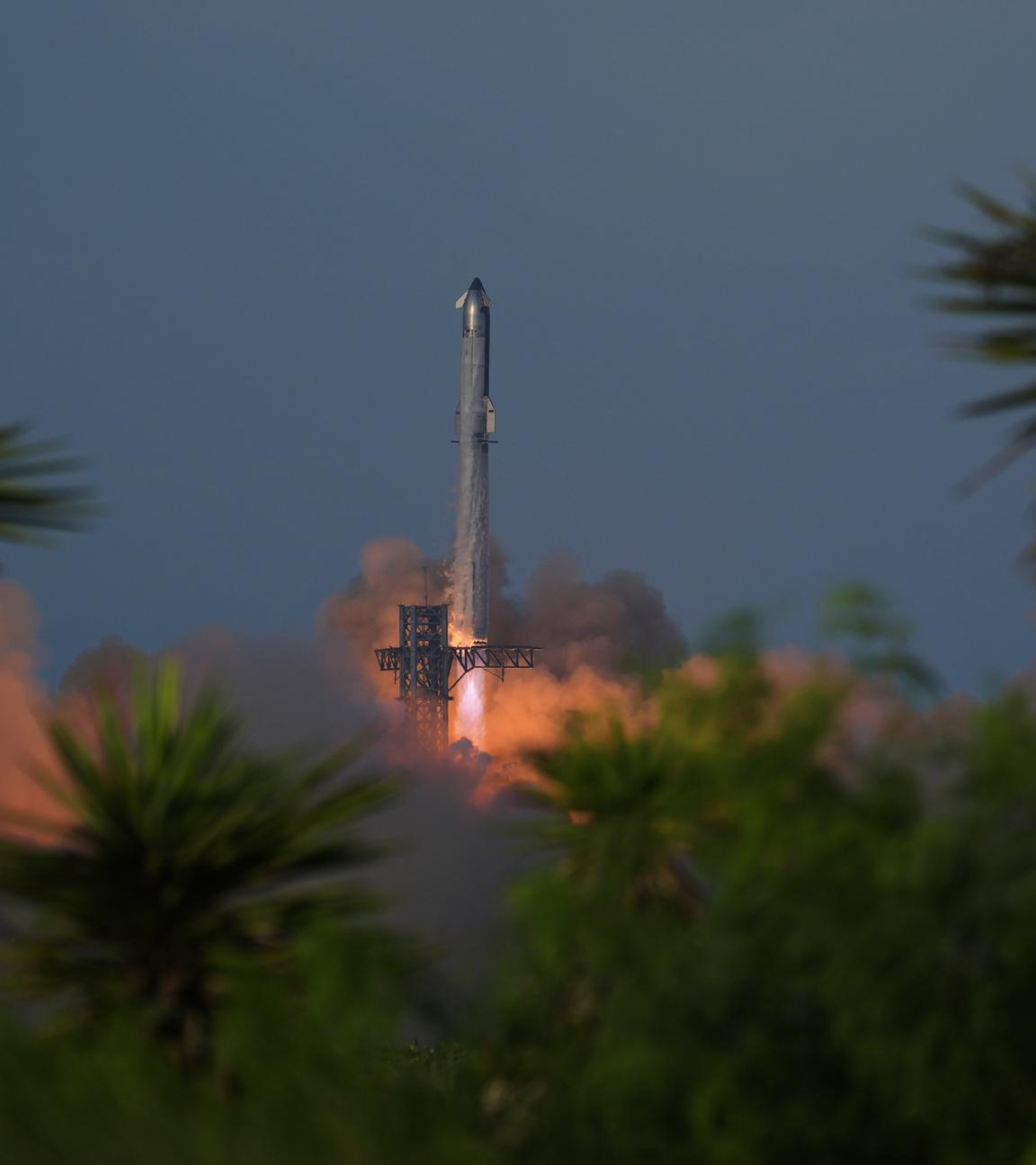 Eine Starship Rakete des Unternehmens SpaceX startet von einer Basis in Texas.