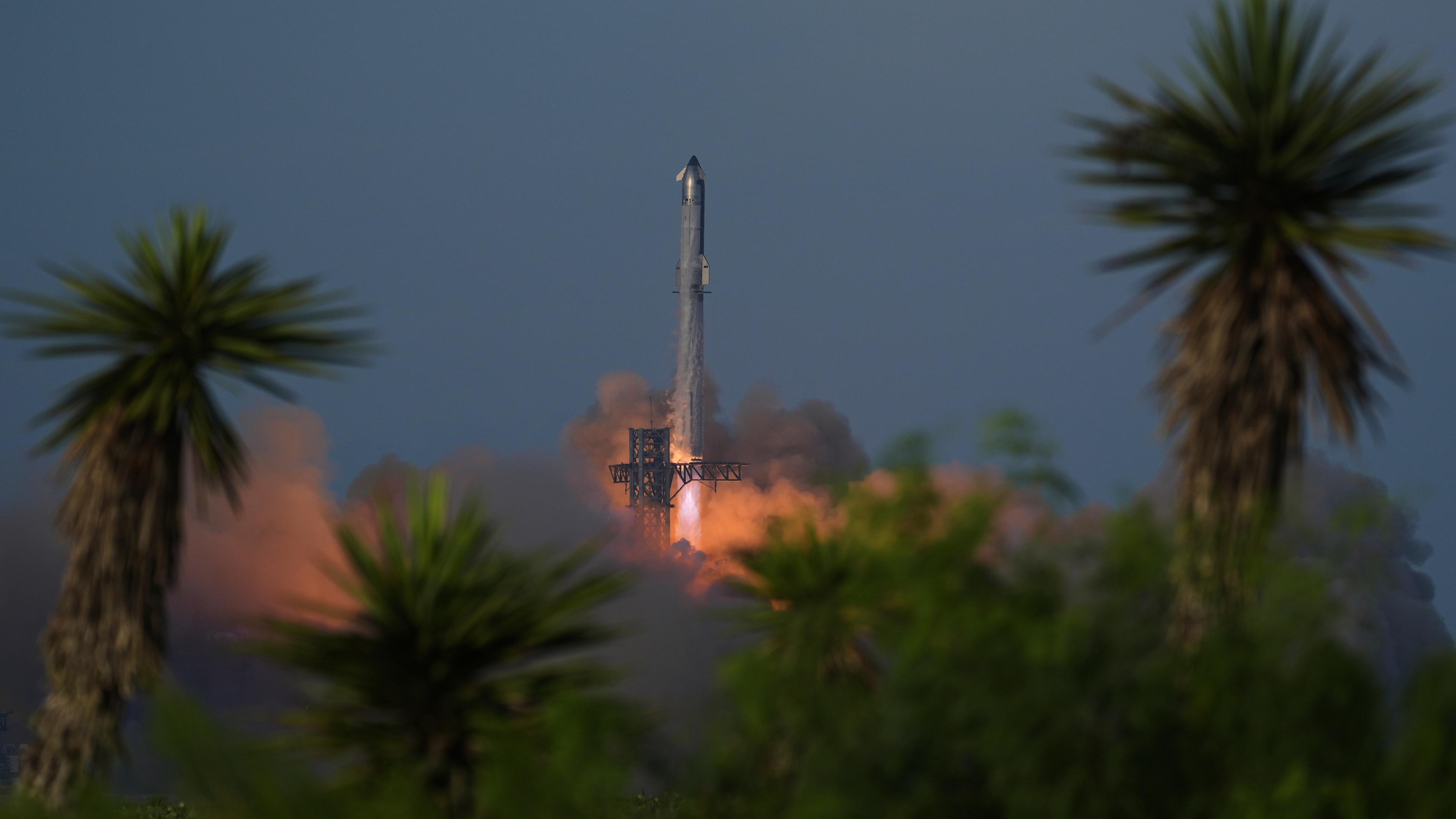 Eine Starship Rakete des Unternehmens SpaceX startet von einer Basis in Texas.