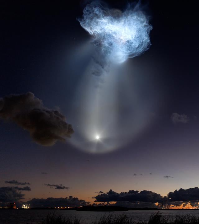 Die SpaceX-Rakete Falcon 9 erzeugt den charakteristischen „Weltraumquallen“-Effekt, als sie am 13. Oktober 2026 vom Space Launch Complex 40 abhebt. 