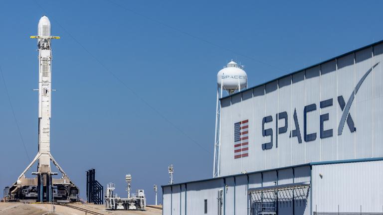 Ein SpaceX-Quartier ist sichtbar.