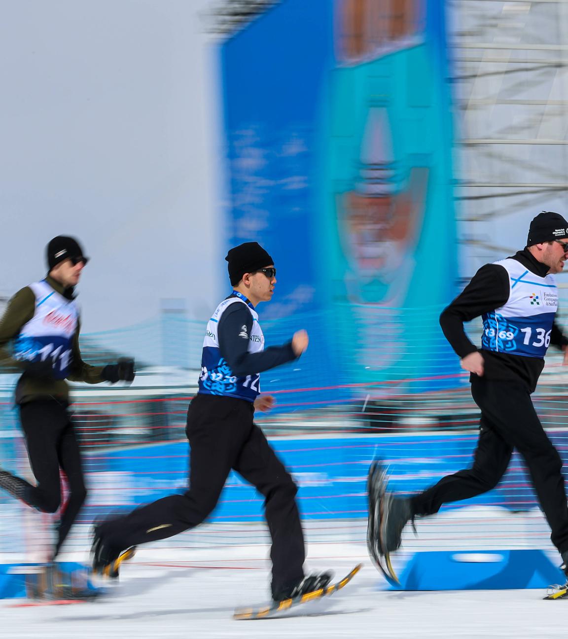 Drei Läufer beim Schneeschuh-Rennen der Winter Special Olympics World Games in Turin