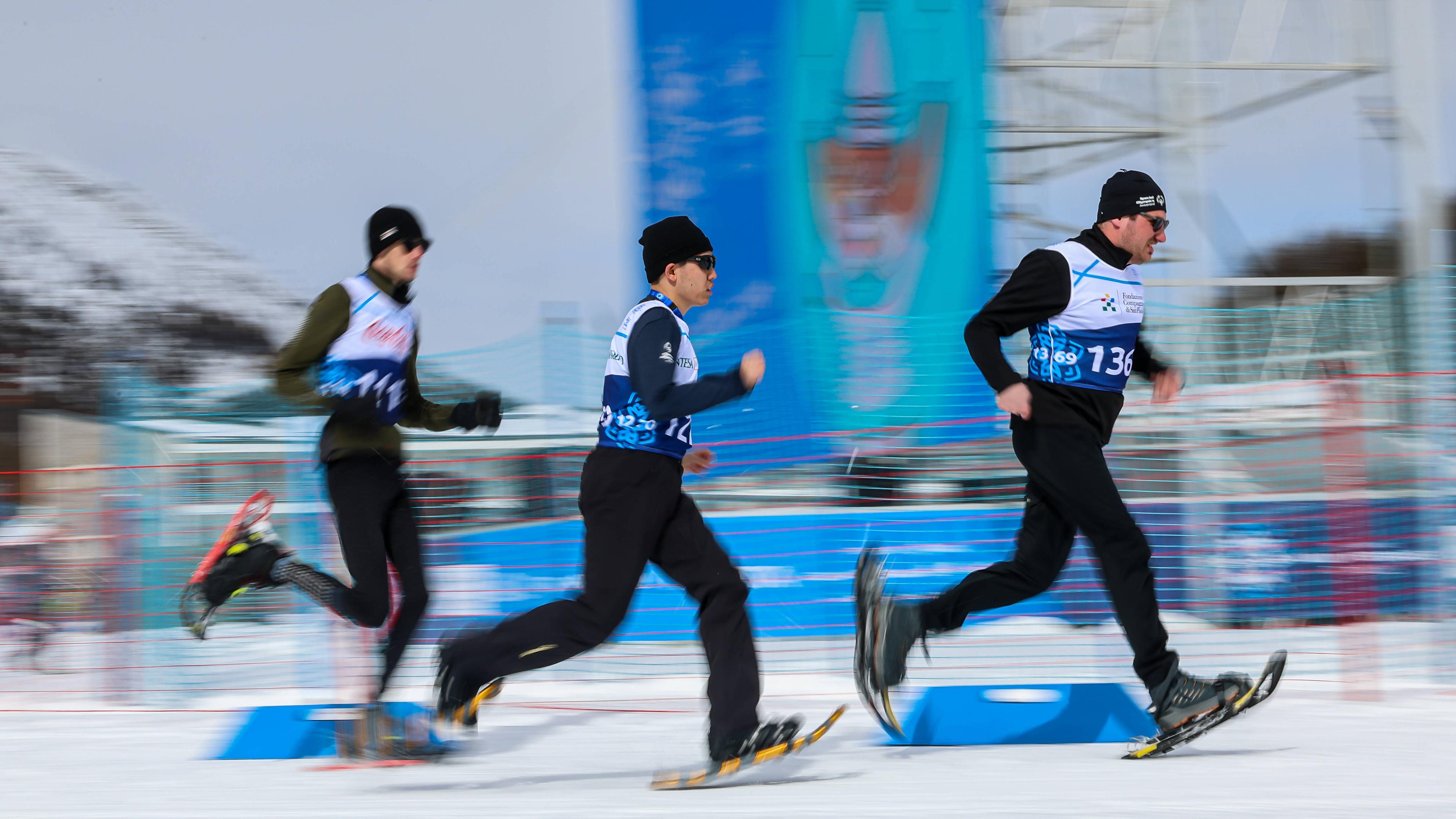 Drei Läufer beim Schneeschuh-Rennen der Winter Special Olympics World Games in Turin