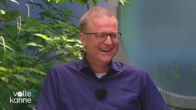Dr. Martin Schlott, Arzt und Schlafcoach, im Gespräch am "Volle Kanne"-Frühstückstisch.