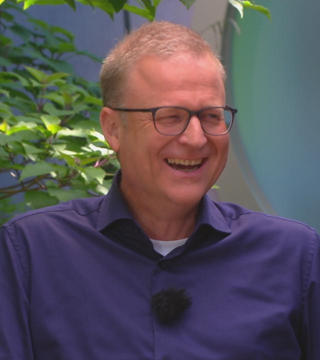 Dr. Martin Schlott, Arzt und Schlafcoach, im Gespräch am "Volle Kanne"-Frühstückstisch.