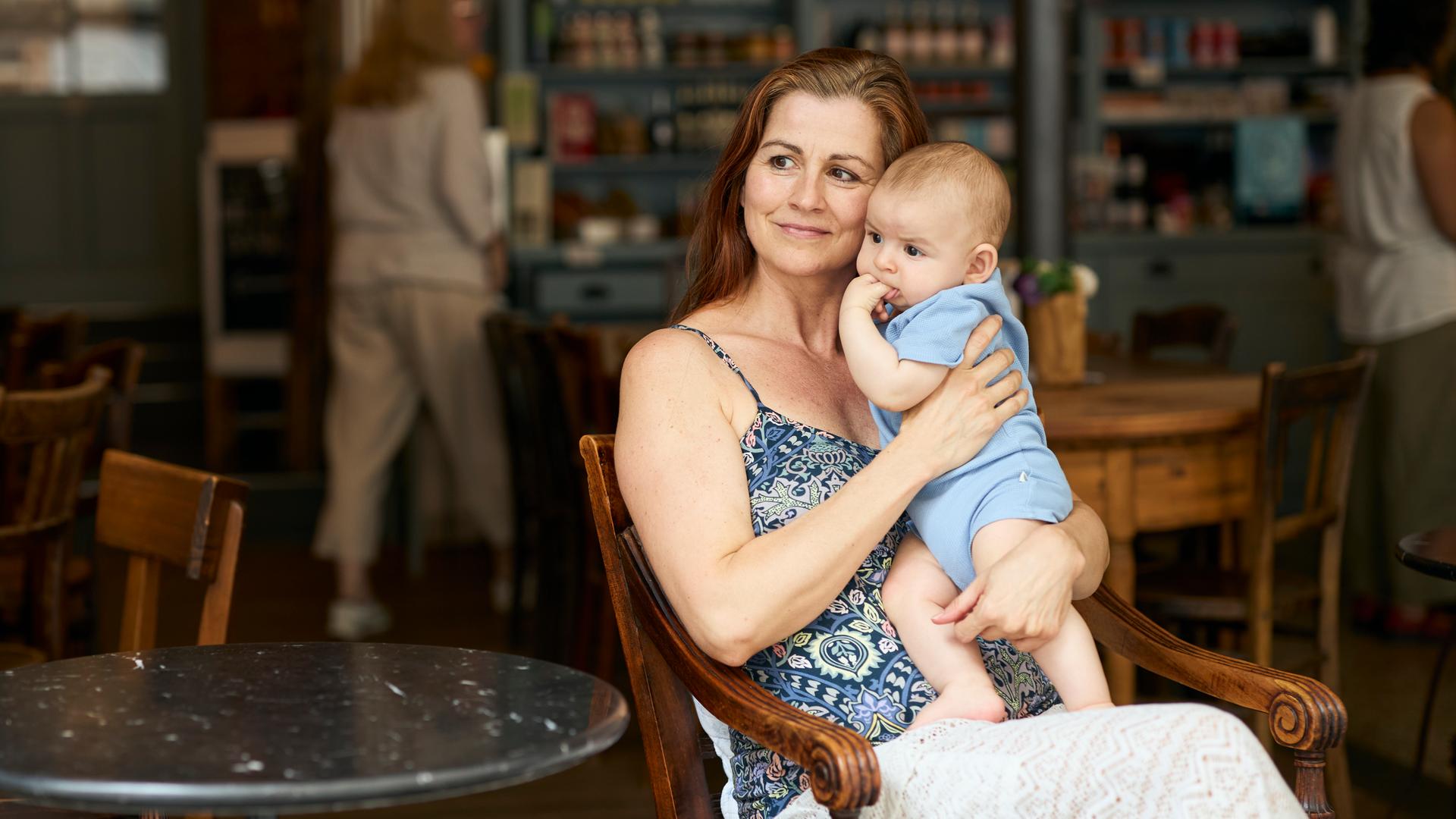 Nadine hält ihr Baby auf dem Arm.