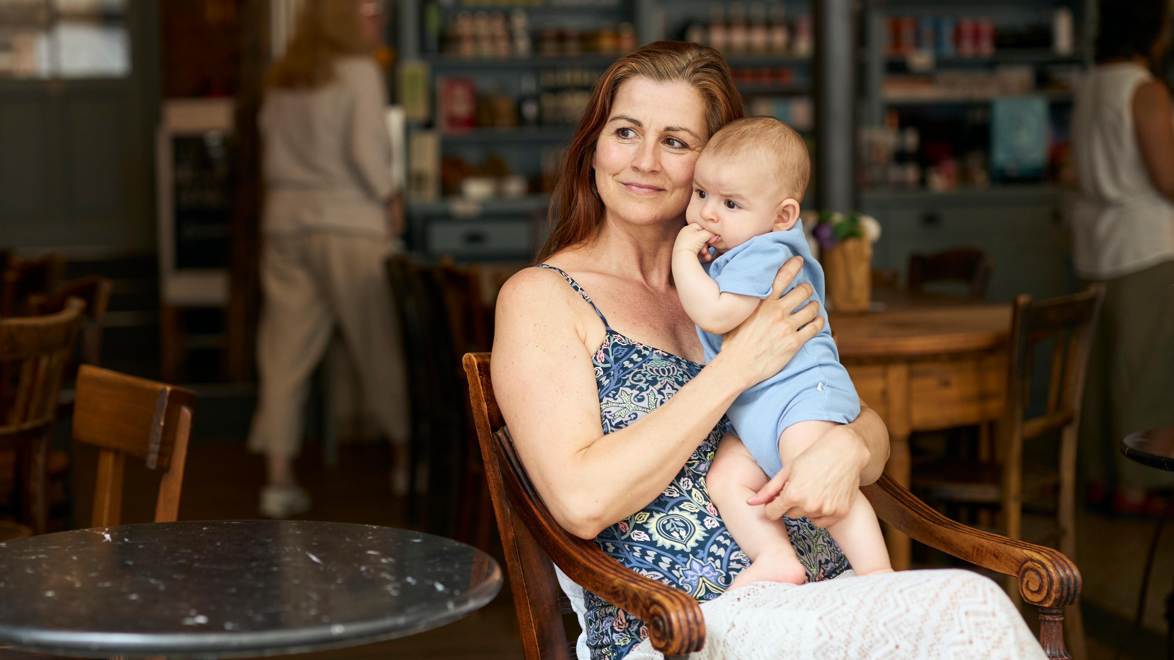 Nadine hält ihr Baby auf dem Arm.