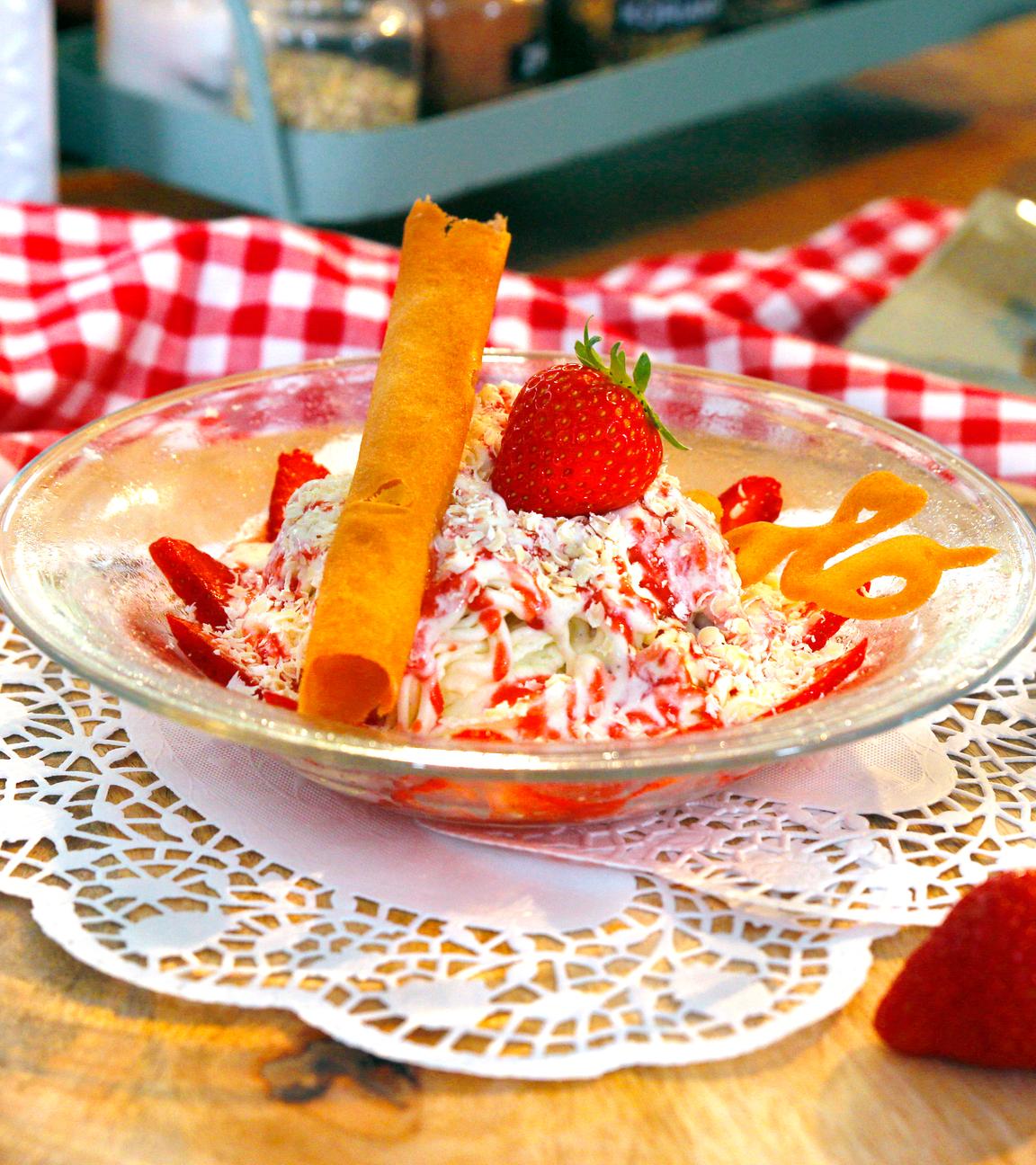 Selbst gemachtes Spaghetti-Eis mit einer knusprigen Waffel-Alternative