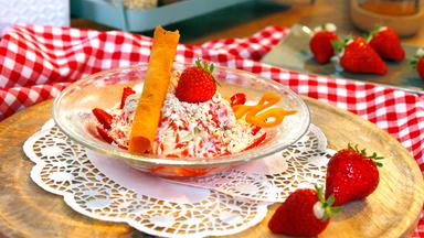 Selbst gemachtes Spaghetti-Eis mit einer knusprigen Waffel-Alternative