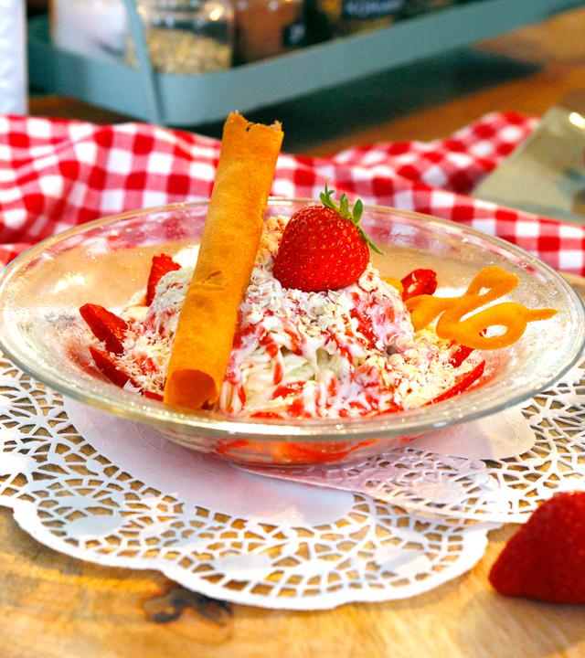 Selbst gemachtes Spaghetti-Eis mit einer knusprigen Waffel-Alternative