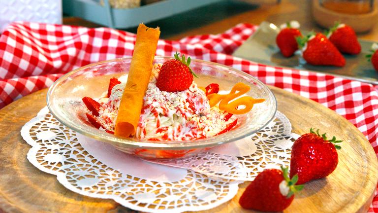 Selbst gemachtes Spaghetti-Eis mit einer knusprigen Waffel-Alternative