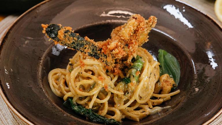 Spaghetti alla Nerano auf einem tiefen Teller