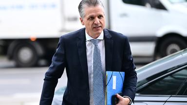 Thorsten Frei, Chef des Bundeskanzleramts, auf dem Weg zu den Beratungsgesprächen von CDU und CSU über den neu zu besetzenden Posten des Fraktionsvorsitzenden.