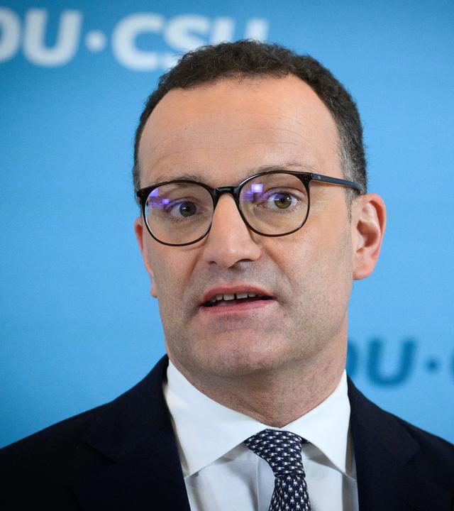 CDU-Politiker Jens Spahn hat durch eine in Deutschland illegale Leihmutterschaft ein Kind bekommen. Sein Rücktritt hat eine neue Debatte über die Legalisierung ausgelöst.