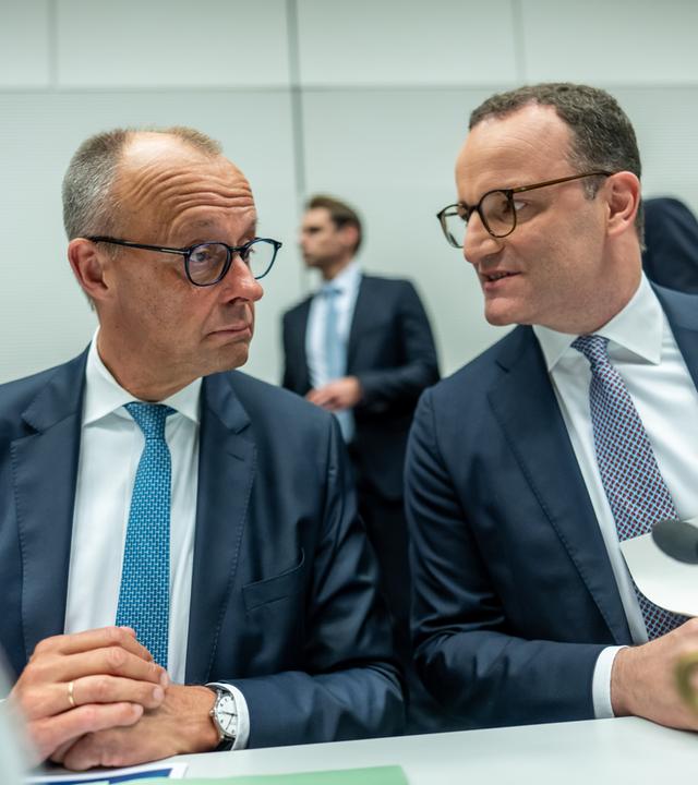 Jens Spahn (r, CDU), CDU/CSU Fraktionsvorsitzender im Bundestag, spricht mit Bundeskanzler Friedrich Merz (CDU) vor Beginn der Fraktionssitzung im Bundestag.
