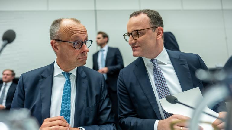 Jens Spahn (r, CDU), CDU/CSU Fraktionsvorsitzender im Bundestag, spricht mit Bundeskanzler Friedrich Merz (CDU) vor Beginn der Fraktionssitzung im Bundestag.