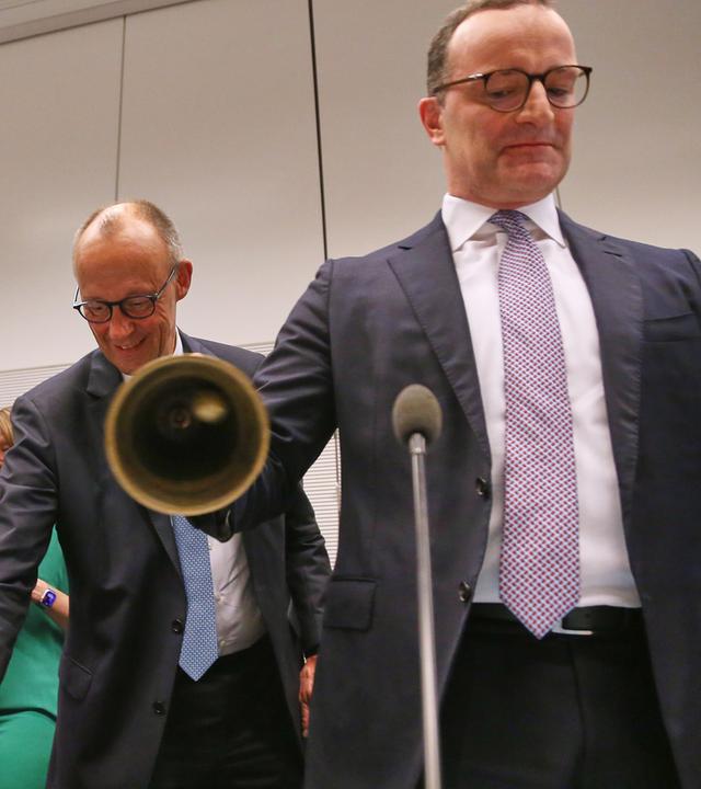 Archiv:  Unions-Fraktionssitzung: Alexander Hoffmann (CSU), Bundeskanzler Friedrich Merz (CDU) und Jens Spahn (CDU)