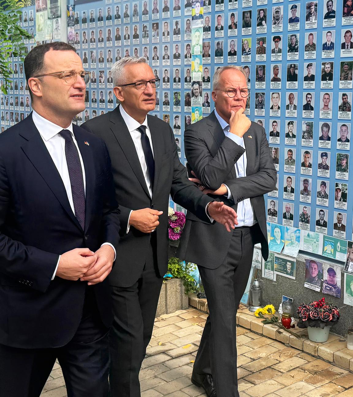 Ukraine, Kiew: Jens Spahn (CDU, l), CDU/CSU Fraktionsvorsitzender, und Matthias Miersch (r), SPD Fraktionsvorsitzender, gedenken bei ihrem Besuch in der ukrainischen Hauptstadt zusammen mit Martin Jäger, deutscher Botschafter in der Ukraine, auf dem Michaelsplatz den getöteten ukrainischen Soldaten.