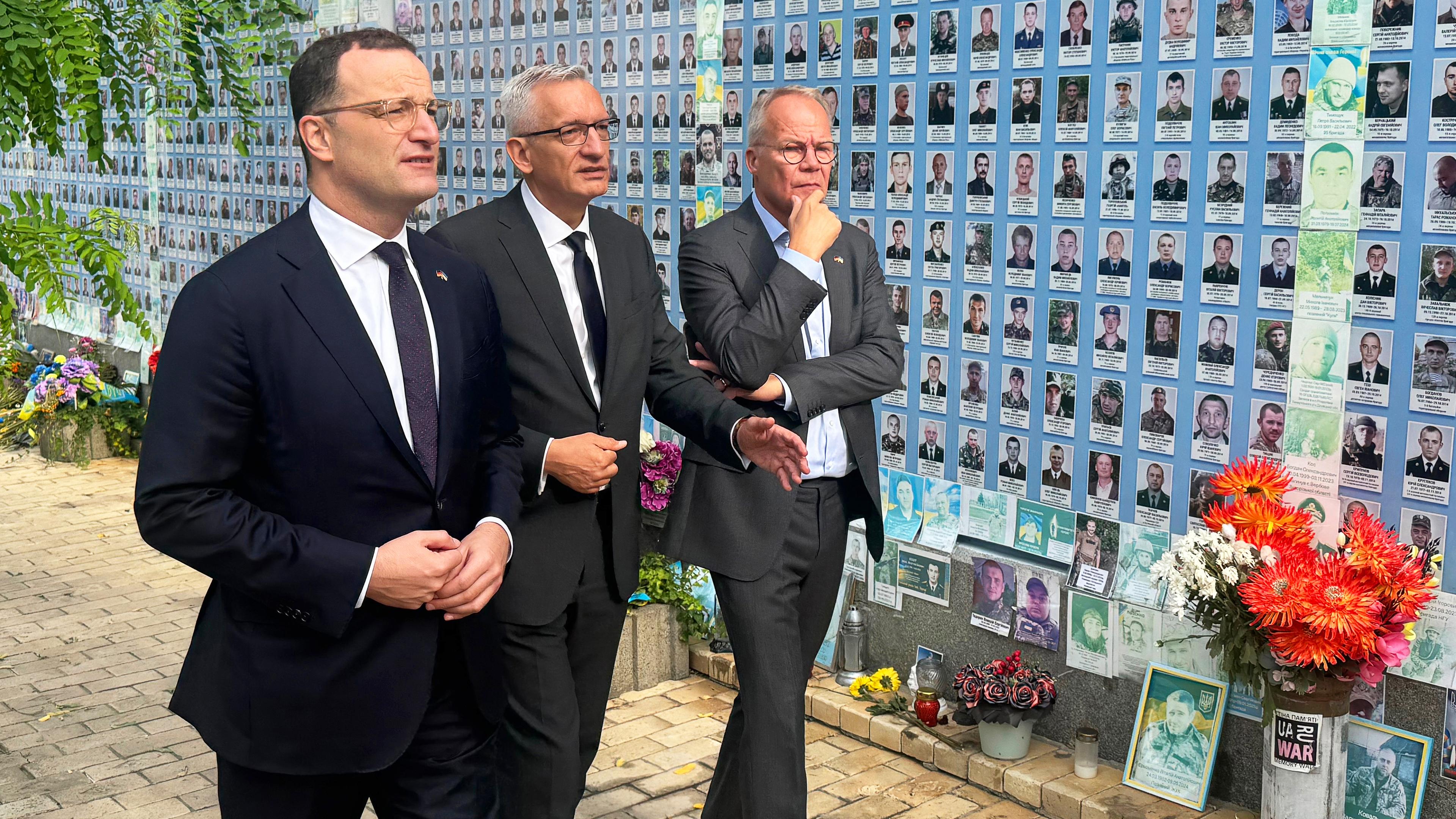 Ukraine, Kiew: Jens Spahn (CDU, l), CDU/CSU Fraktionsvorsitzender, und Matthias Miersch (r), SPD Fraktionsvorsitzender, gedenken bei ihrem Besuch in der ukrainischen Hauptstadt zusammen mit Martin Jäger, deutscher Botschafter in der Ukraine, auf dem Michaelsplatz den getöteten ukrainischen Soldaten.