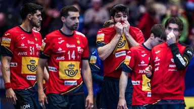Imanol Garciandia Alustiza (Mitte) beißt vor Enttäuschung in sein Trikot.