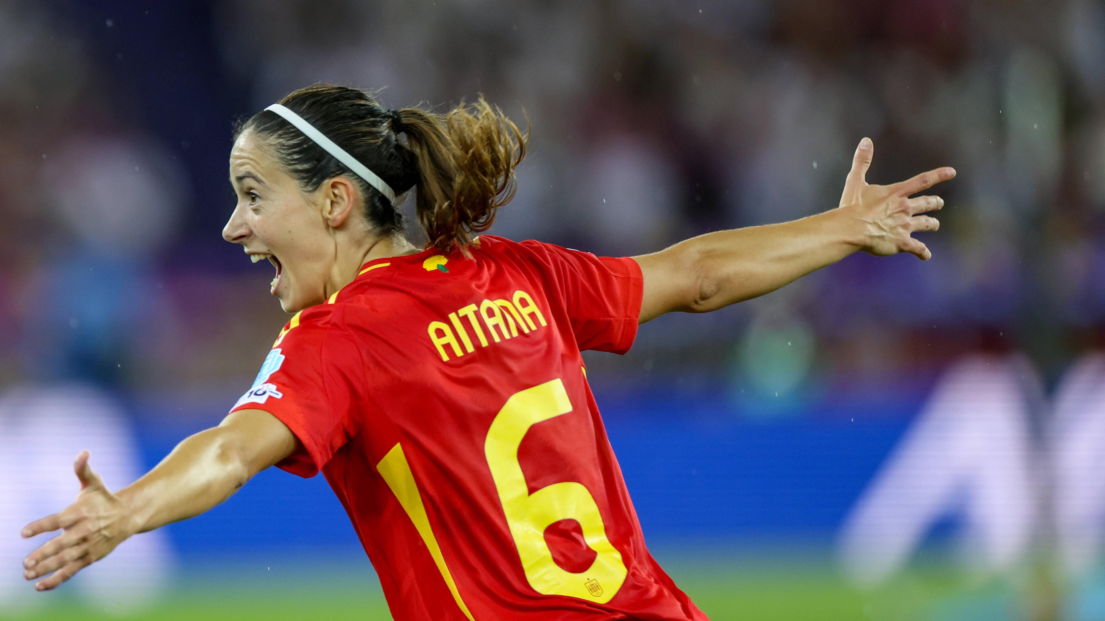 Aitana Bonmatí(Spanien)  jubelt über ihr erstes Tor gegen Deutschland.