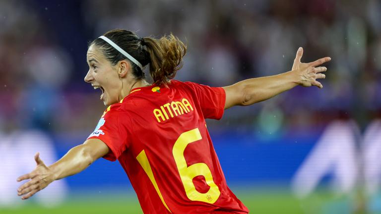 Aitana Bonmatí(Spanien)  jubelt über ihr erstes Tor gegen Deutschland.